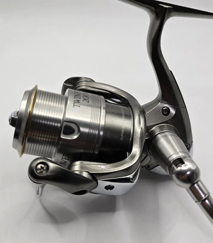Shimano 05 Twin Power 2000 Spinning Reel from Japan